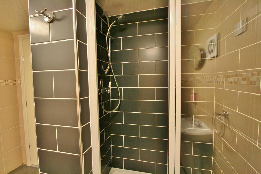 Koupelna v ubytování Central Hotel Cheltenham by Roomsbooked