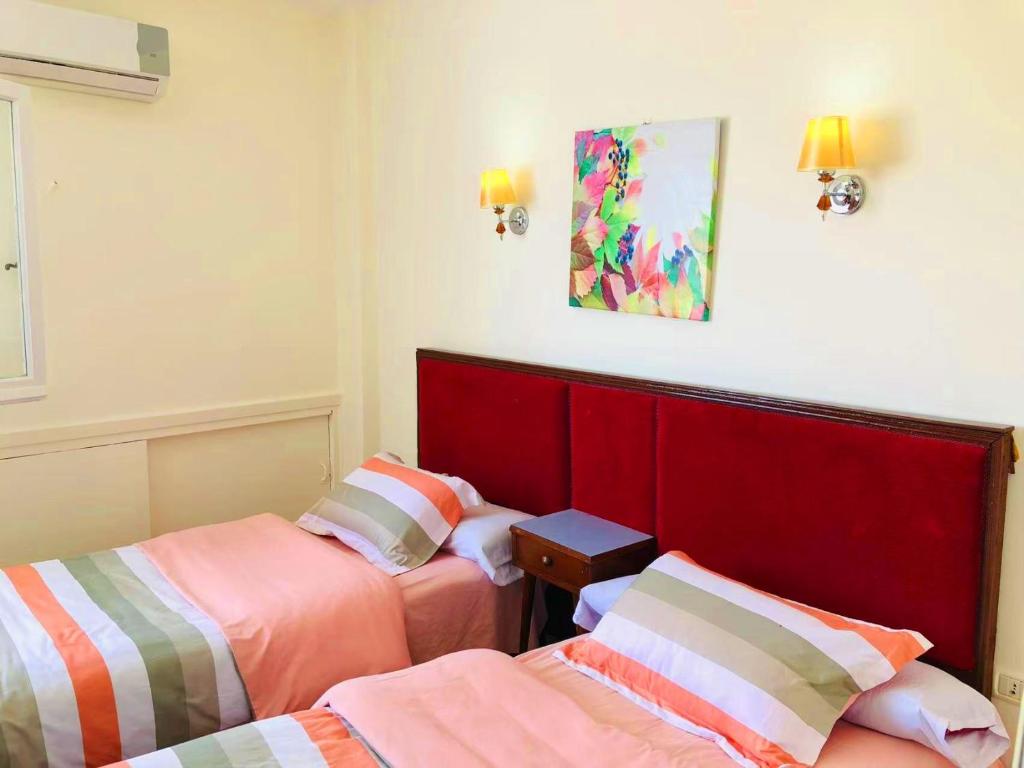 Tempat tidur dalam kamar di Maamoura Beach apartment