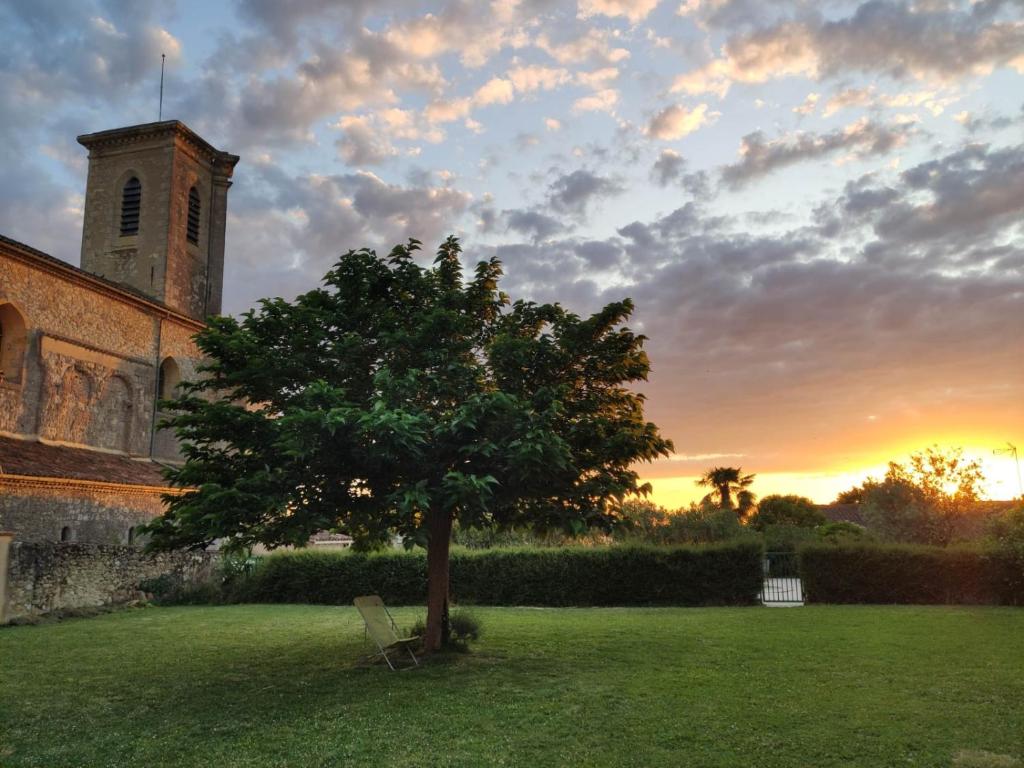 Východ nebo západ slunce při pohledu z bed and breakfast nebo okolí