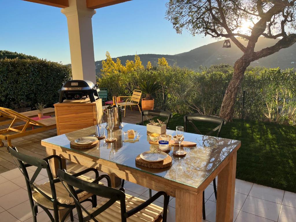 a table and chairs on a patio with a grill at Appartement Domaine Maxime Park in Sainte-Maxime
