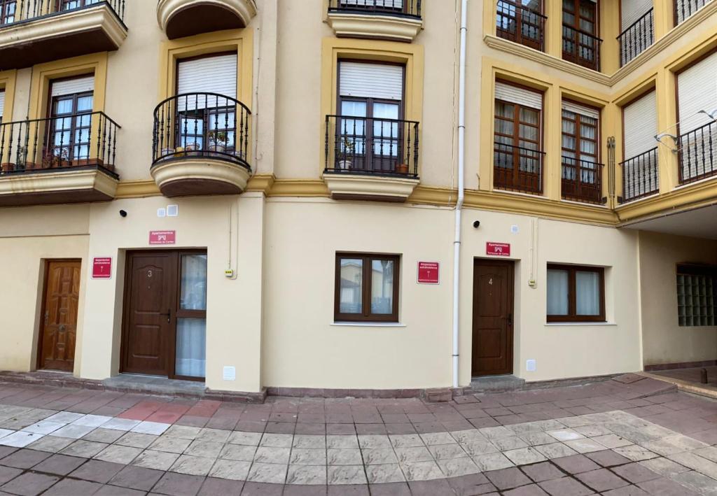 ein Gebäude mit Balkon auf der Seite in der Unterkunft Apartamentos Torreones de Cartes in Cartes