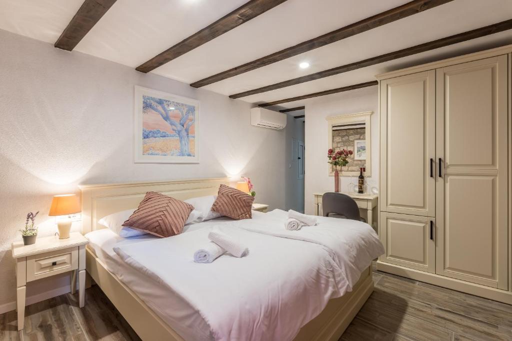 Postel nebo postele na pokoji v ubytování Old Town B&B Rooms Matusko
