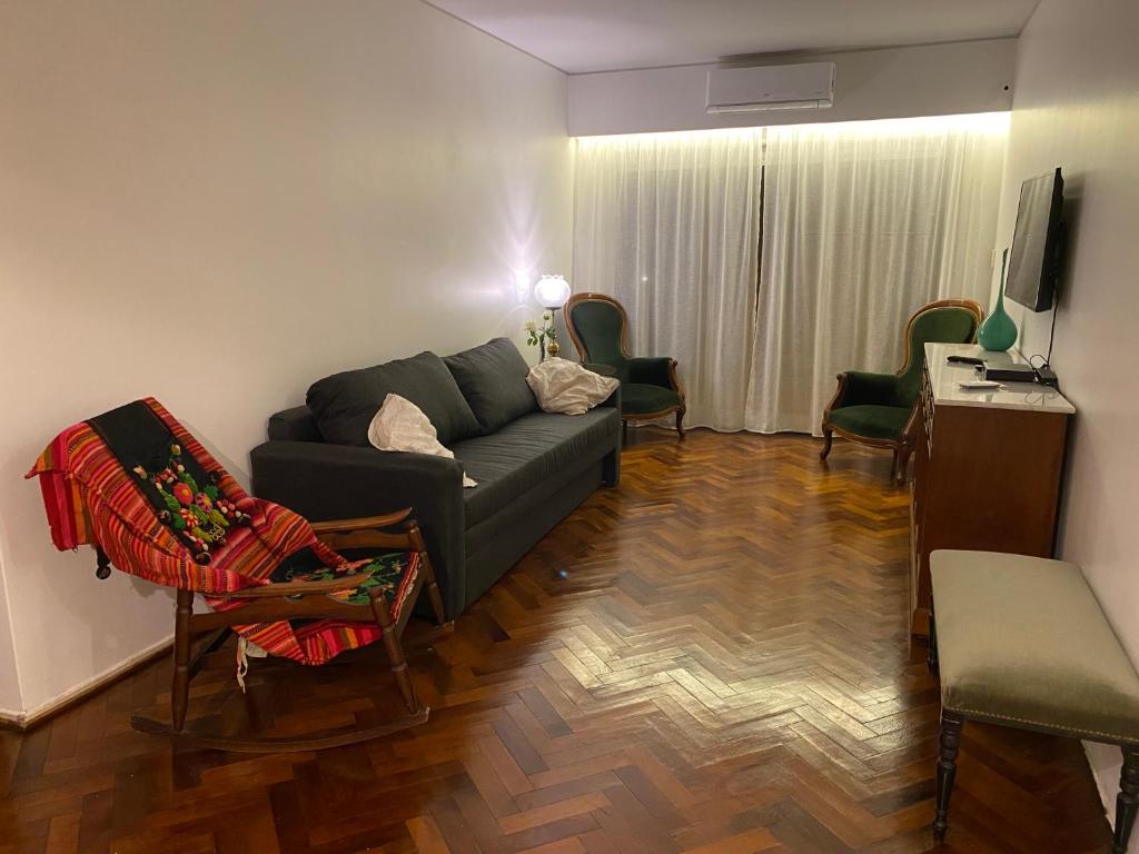 - un salon avec un canapé et une télévision dans l'établissement Tia Apartment/Retiro 4 amb, cerca Teatro Colon, à Buenos Aires