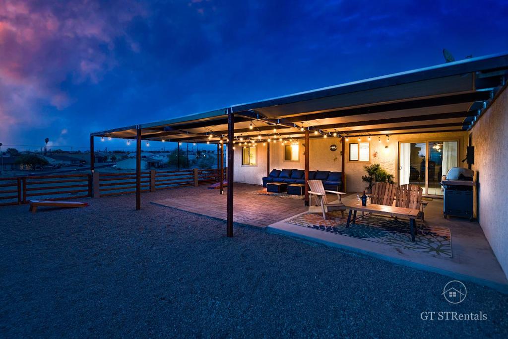 A WAVE FROM IT ALL Pet & Family Friendly Home with Beautiful Views