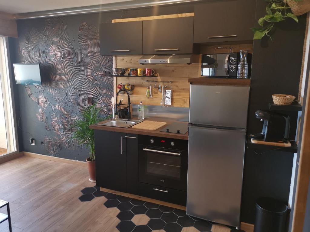 Kuchyňa alebo kuchynka v ubytovaní Appartement L'escale, plage à 30m.