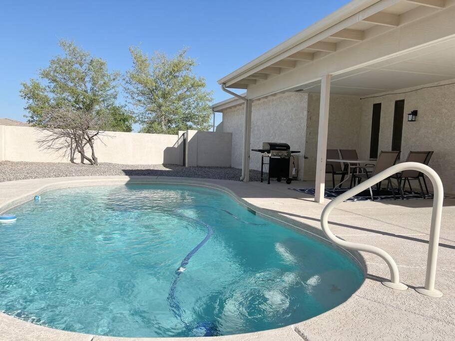 - une piscine en face d'une maison dans l'établissement Cheerful Pool Home-Lowkey, 10min to Lake, Comfort, à Lake Havasu City