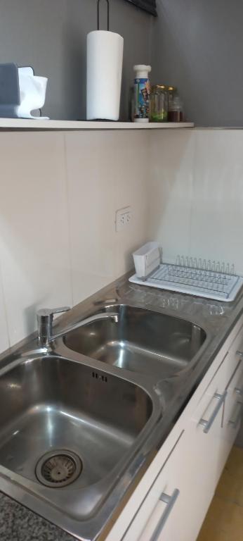 un lavandino in acciaio inossidabile in una cucina con tastiera di Departamento Céntrico, peatonal, vistas a la Plaza a Corrientes