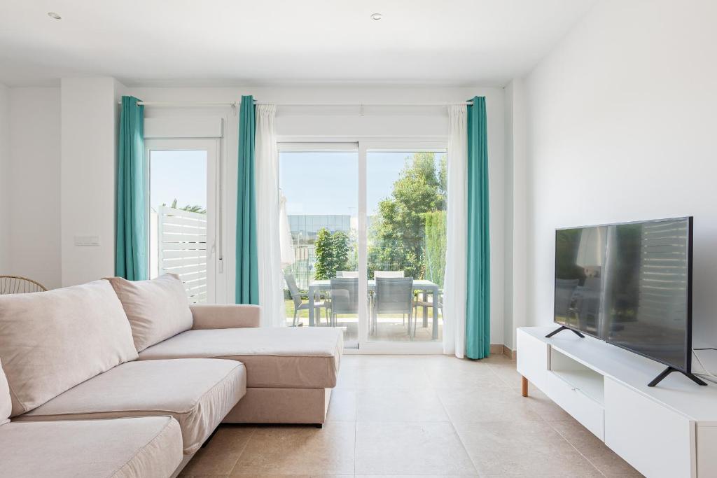 Maravilloso adosado junto a la playa - Three-Bedroom House