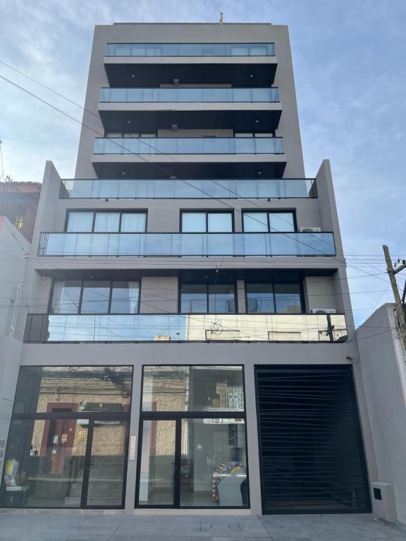 un edificio alto con muchas ventanas en Marqués de Tojo Urbano en San Salvador de Jujuy