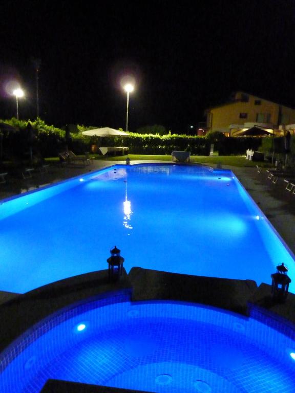 Bazén v ubytování Park Hotel La Pineta nebo v jeho okolí