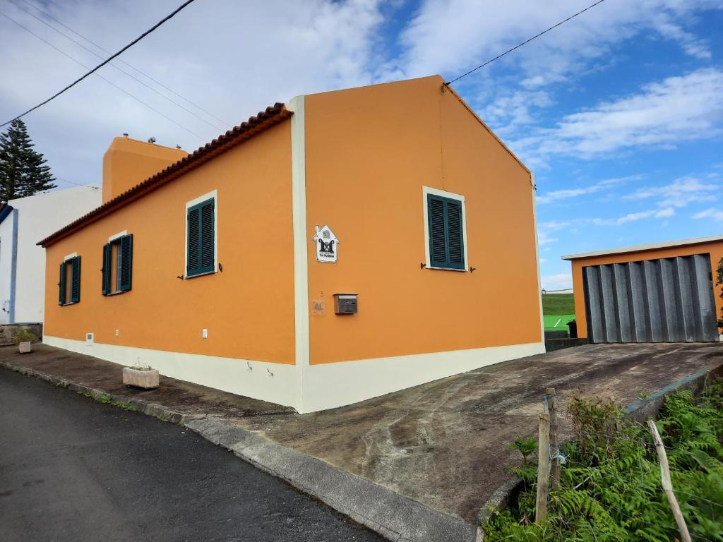 ein Haus mit einer Orange in der Unterkunft Casa da Tia Marina in Lajes das Flores