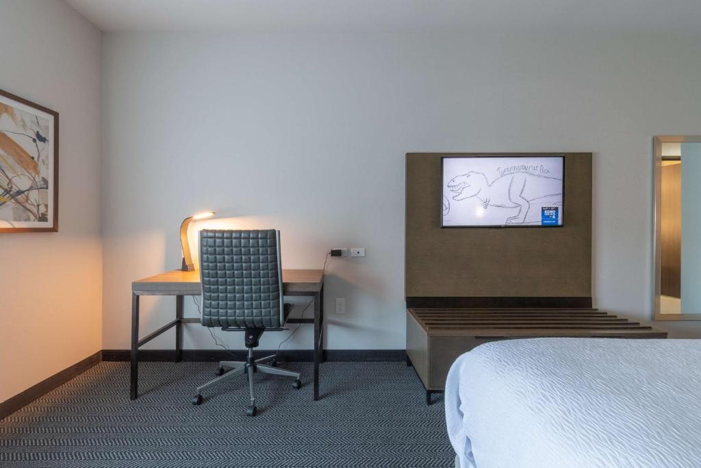 TV a/nebo společenská místnost v ubytování Best Western Plus Tacoma Hotel