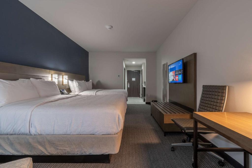 Postel nebo postele na pokoji v ubytování Best Western Plus Tacoma Hotel