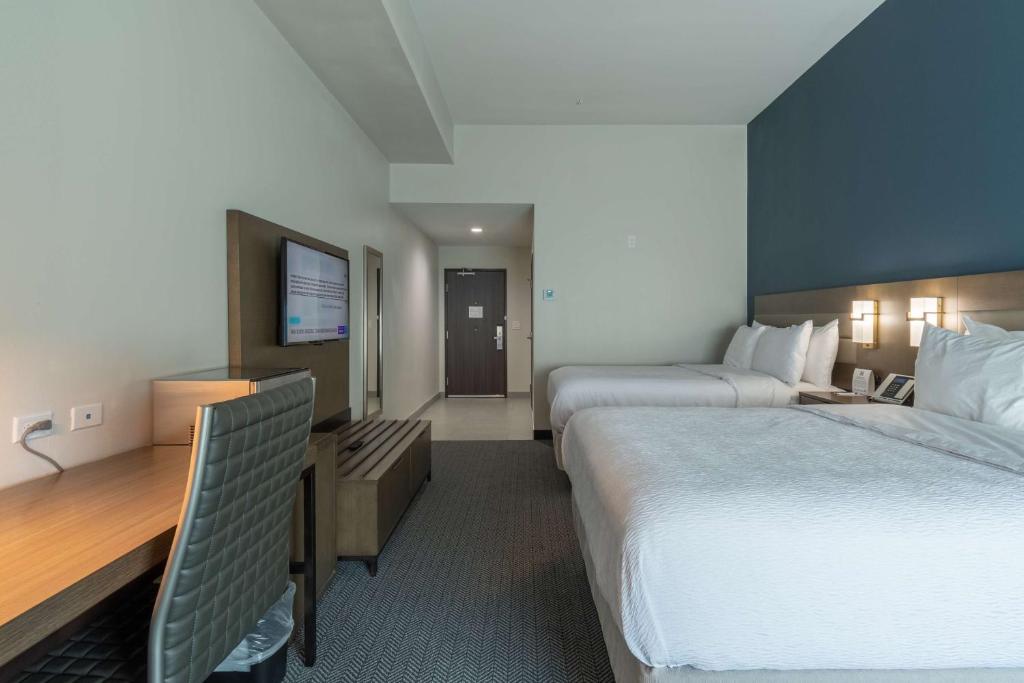 Postel nebo postele na pokoji v ubytování Best Western Plus Tacoma Hotel