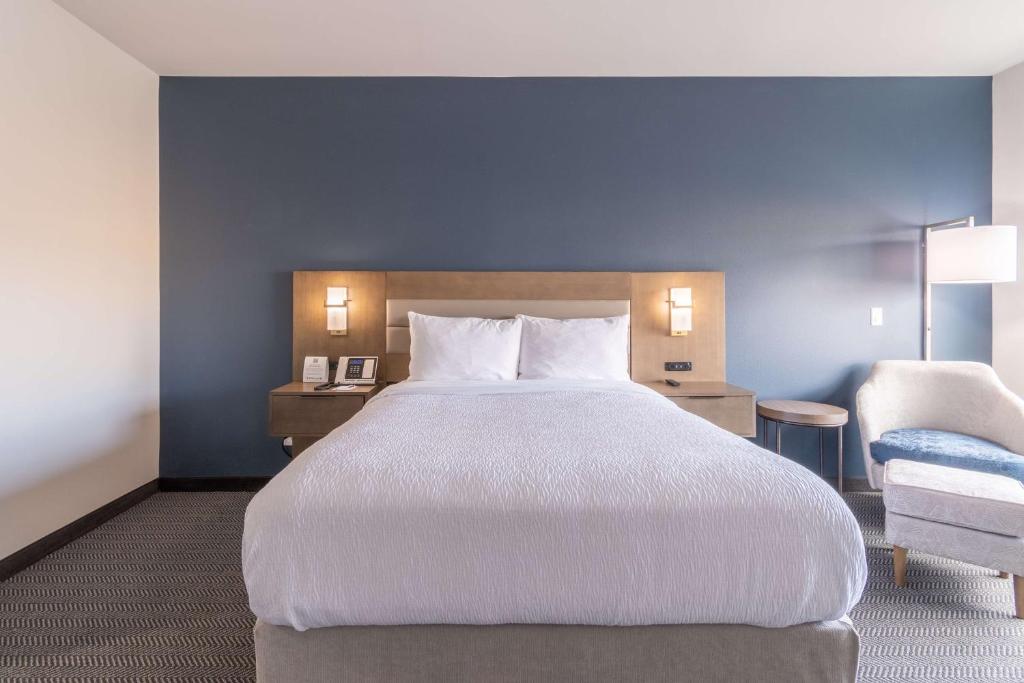 Postel nebo postele na pokoji v ubytování Best Western Plus Tacoma Hotel