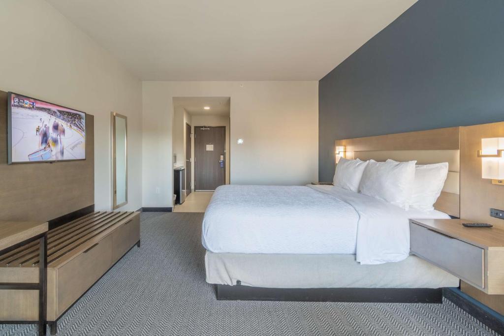 Postel nebo postele na pokoji v ubytování Best Western Plus Tacoma Hotel