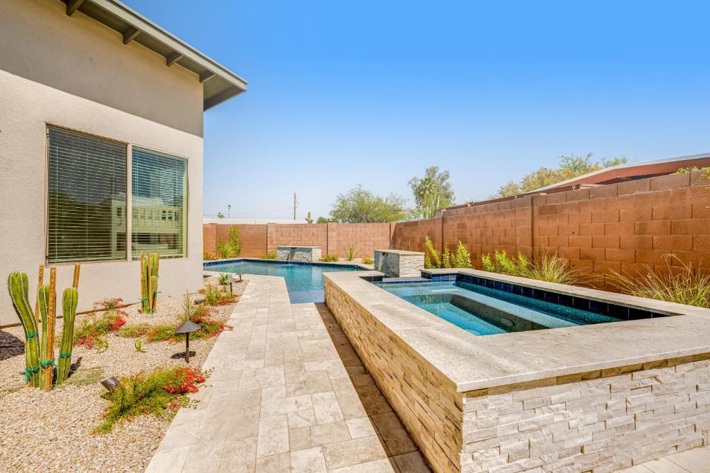 uma piscina no quintal de uma casa em Slice of Paradise em Scottsdale