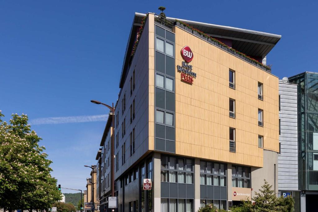 um edifício com um sinal de stop no lado dele em Best Western Plus Thionville Centre em Thionville