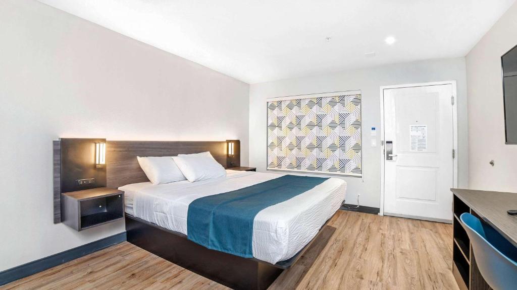 Studio 6 Suites Stockton, CA Waterfront - King Room - Acceso A La Discapacidad - No Fumar