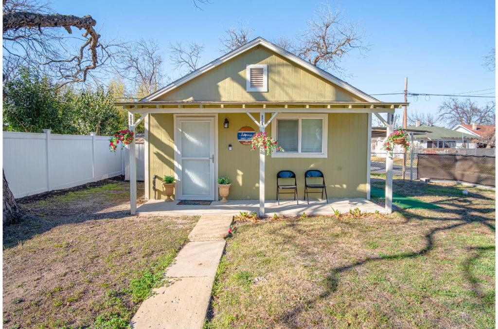 a small house with two chairs in a yard at Stunning Cozy Downtown Guesthouse in San Antonio