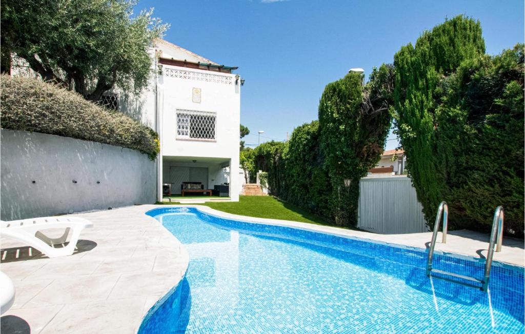 uma piscina em frente a uma casa com árvores em Amazing Home In Alella With 5 Bedrooms, Wifi And Outdoor Swimming Pool em Alella