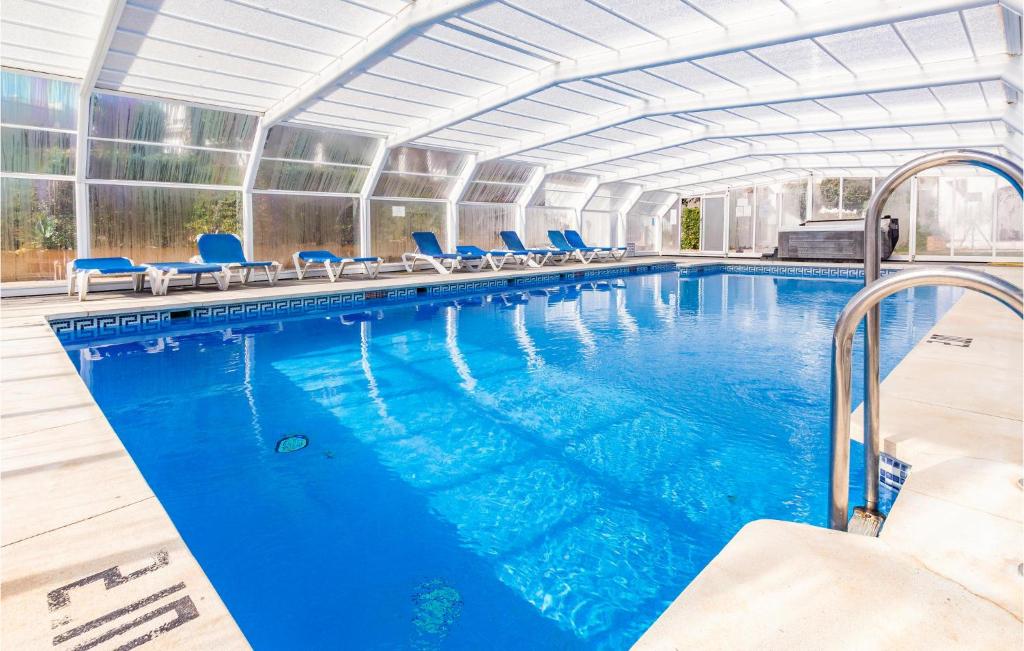Basen w obiekcie Cozy Apartment In Alcaucín With Wifi lub w pobliżu