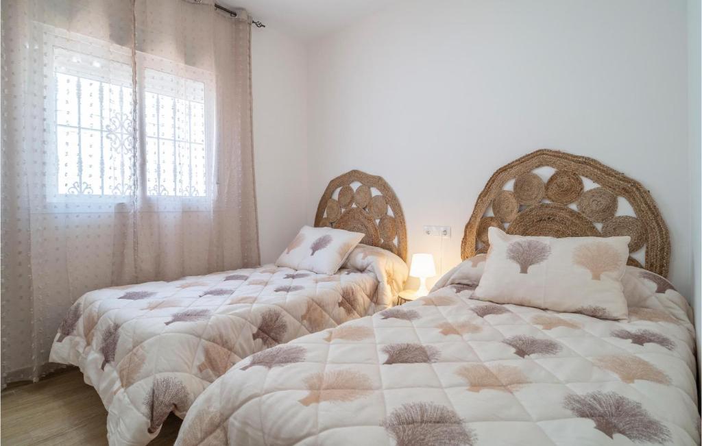 Postel nebo postele na pokoji v ubytování 4 Bedroom Beautiful Home In Arenas