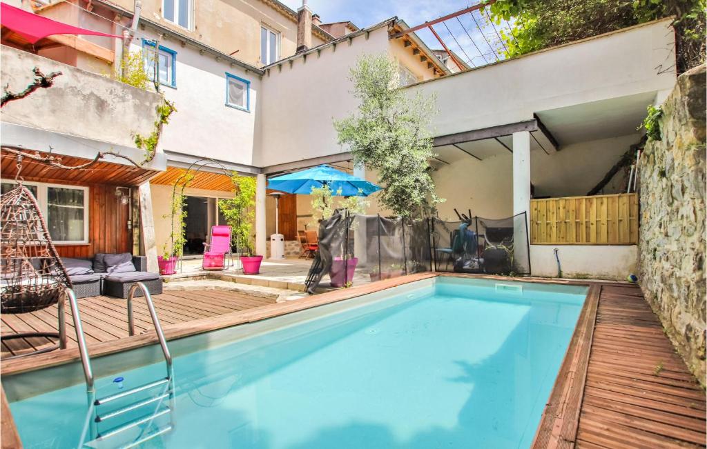 a swimming pool in the backyard of a house at Amazing Home In Villeneuve De Berg With 7 Bedrooms, Wifi And Private Swimming Pool in Montboucher-sur-Jabron