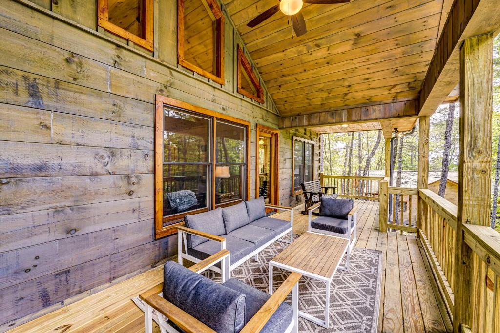 drewniany domek z kanapą i krzesłami na ganku w obiekcie Mountain View Retreat w mieście Cherry Log