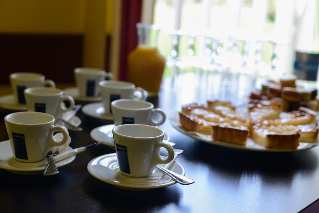 Možnosti snídaně pro hosty v ubytování Logis Hôtel Restaurant Le Sainte Mere