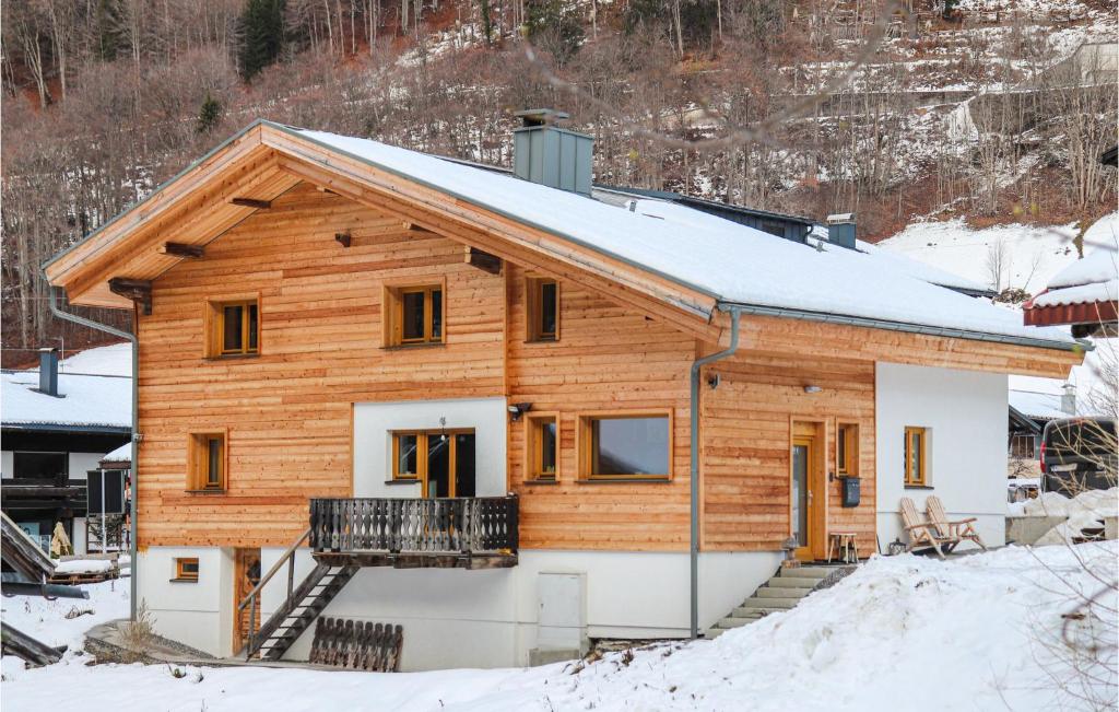 una casa de madera con nieve en el suelo en Amazing Home In Klsterle Am Arlberg With Wifi, en Klösterle am Arlberg