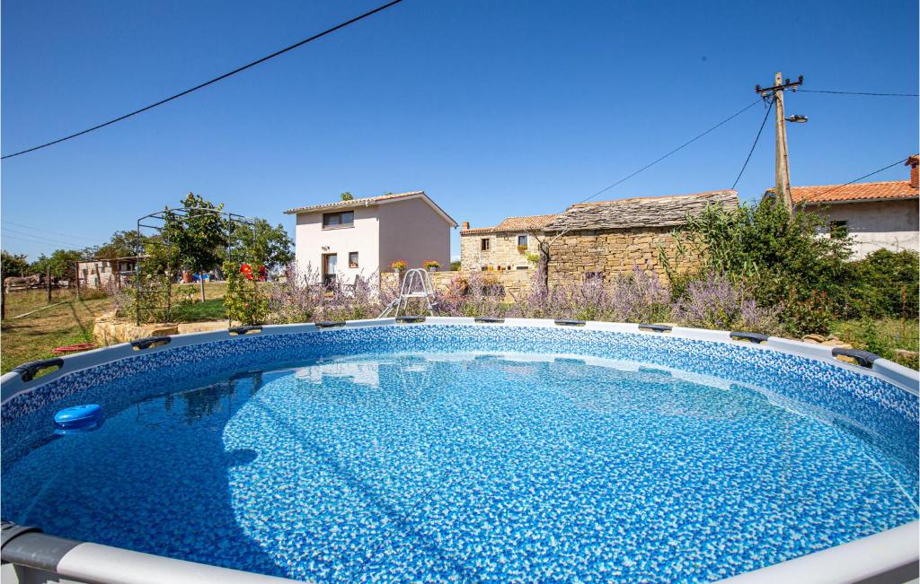 ein großer blauer Pool im Hof in der Unterkunft Beautiful Home In Gracisce With 1 Bedrooms, Wifi And Outdoor Swimming Pool in Gračišče