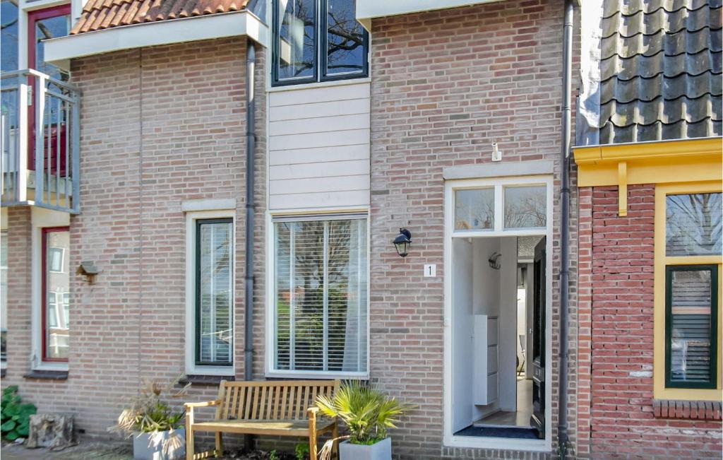 een bakstenen gebouw met een bank ervoor bij Lindegracht in Alkmaar
