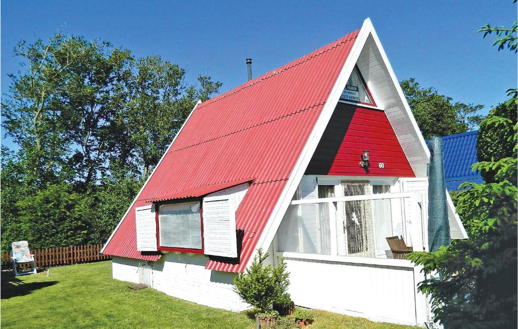a red roofed house with a red roof at Holiday Home Groote Keeten in Groote Keeten