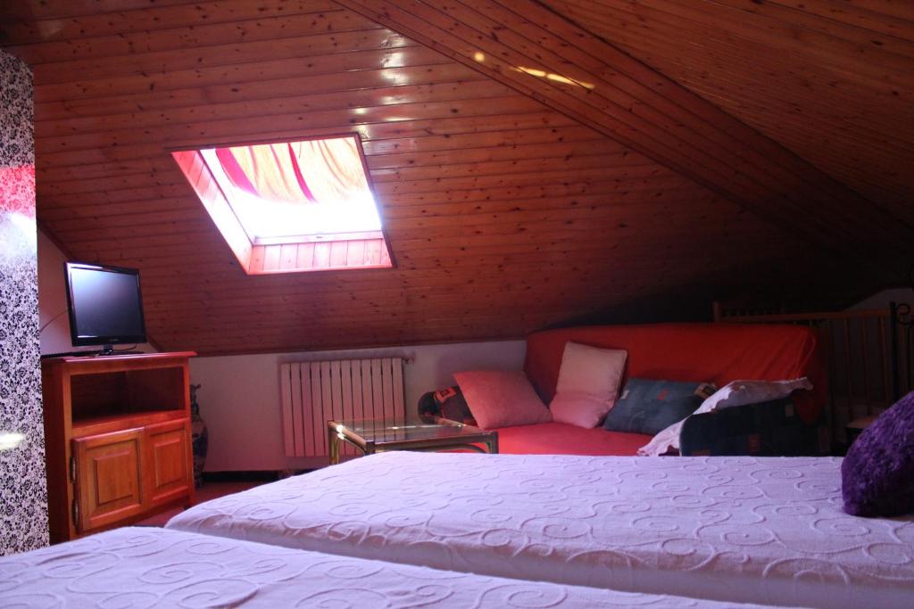 A bed or beds in a room at A Traíña