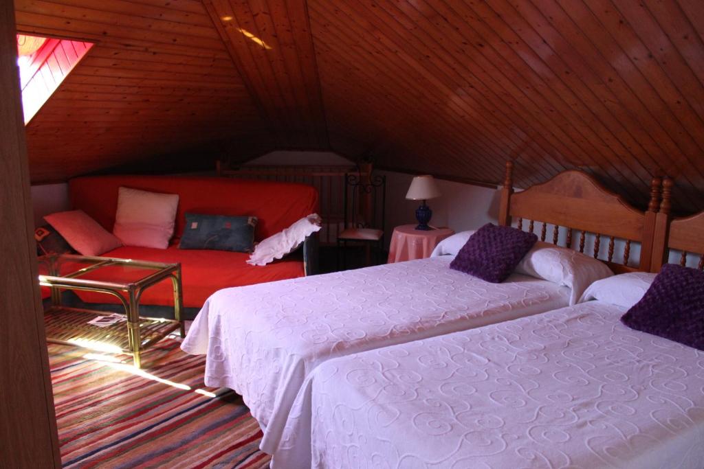 A bed or beds in a room at A Traíña