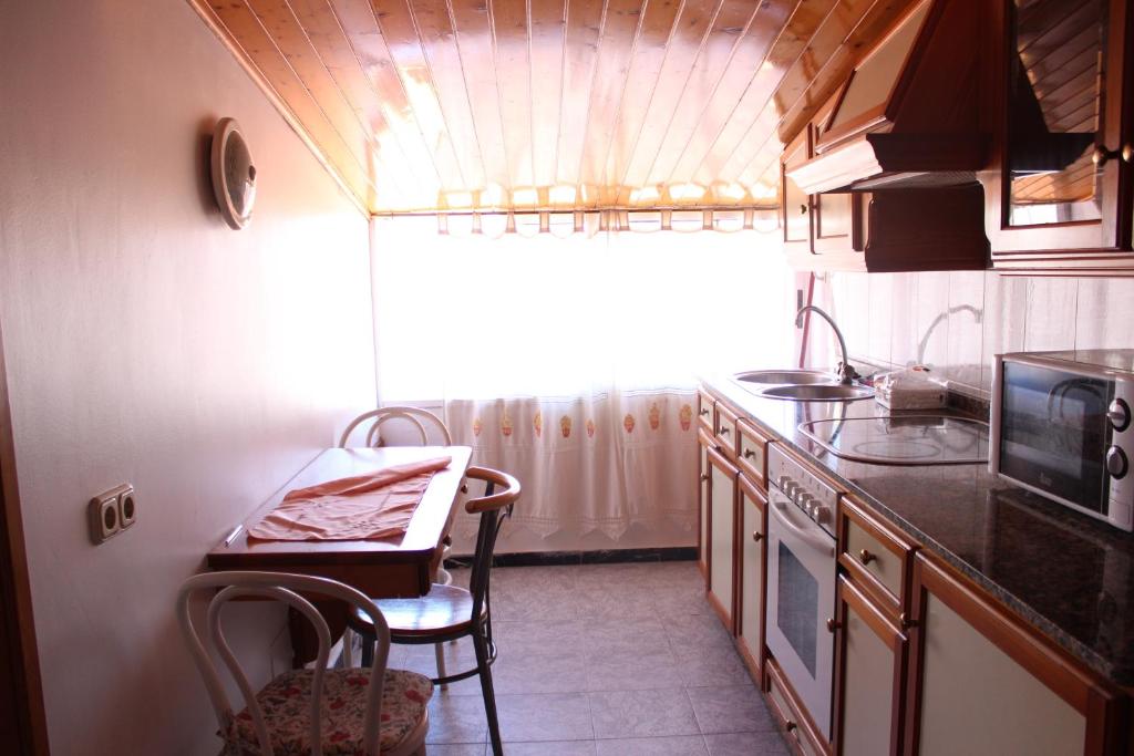 A kitchen or kitchenette at A Traíña