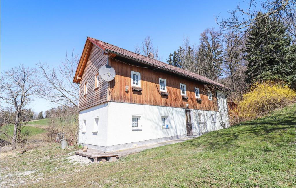 dom na zboczu wzgórza w obiekcie Ferienhaus In Schlierbach w mieście Schlierbach