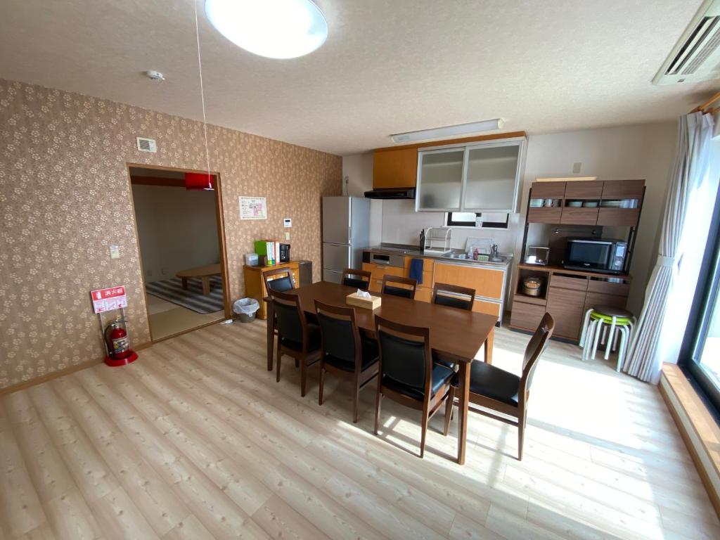 輕井澤的住宿－Angel Resort Karuizawa，厨房以及带桌椅的用餐室。