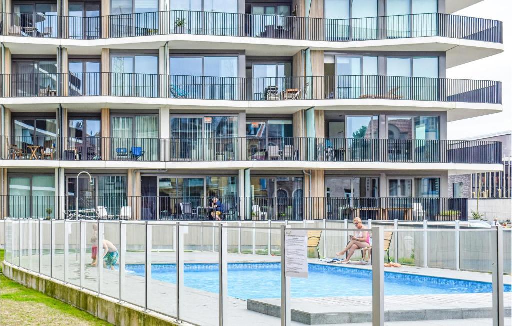 un edificio con piscina y personas en un hotel en Residentie Crystal Ref 99, en Ostende