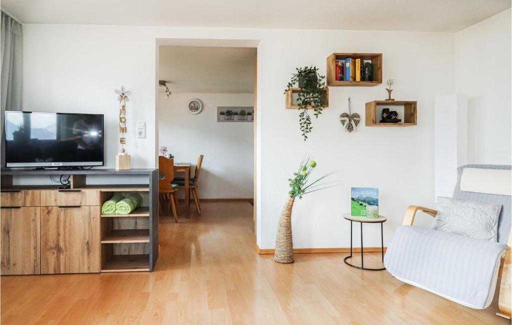 Televízia a/alebo spoločenská miestnosť v ubytovaní Moderne Ferienwohnung Uderns
