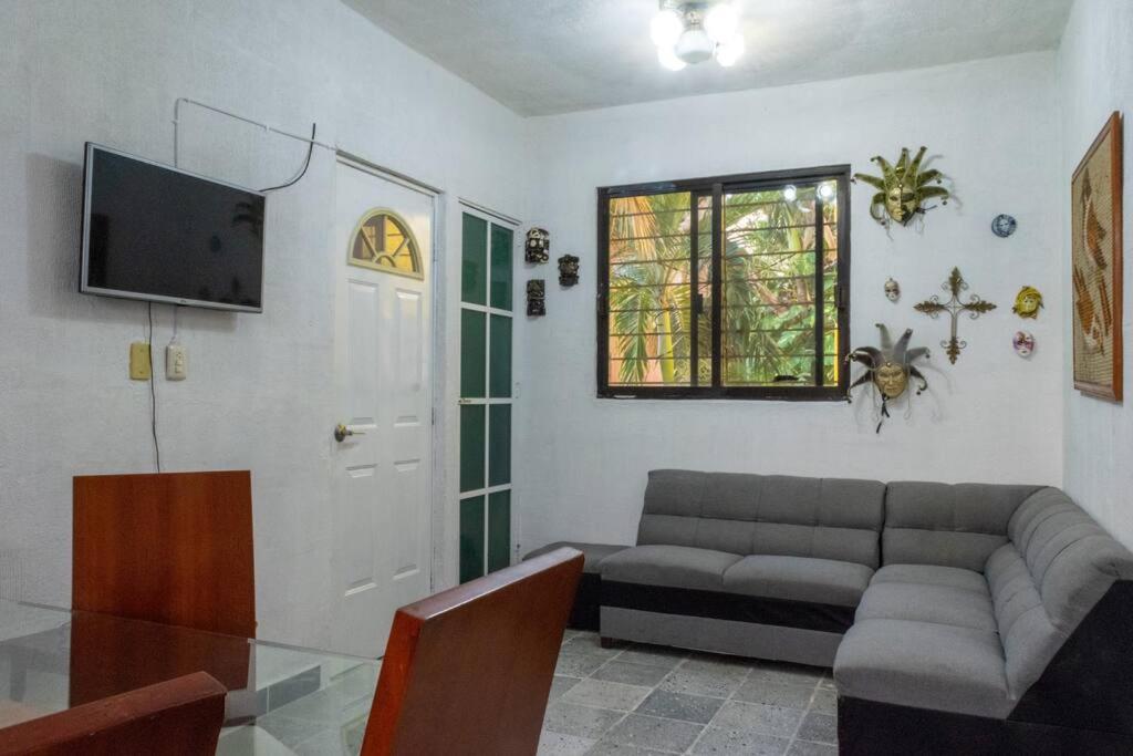 - un salon avec un canapé et une télévision dans l'établissement Blanca, à Cancún