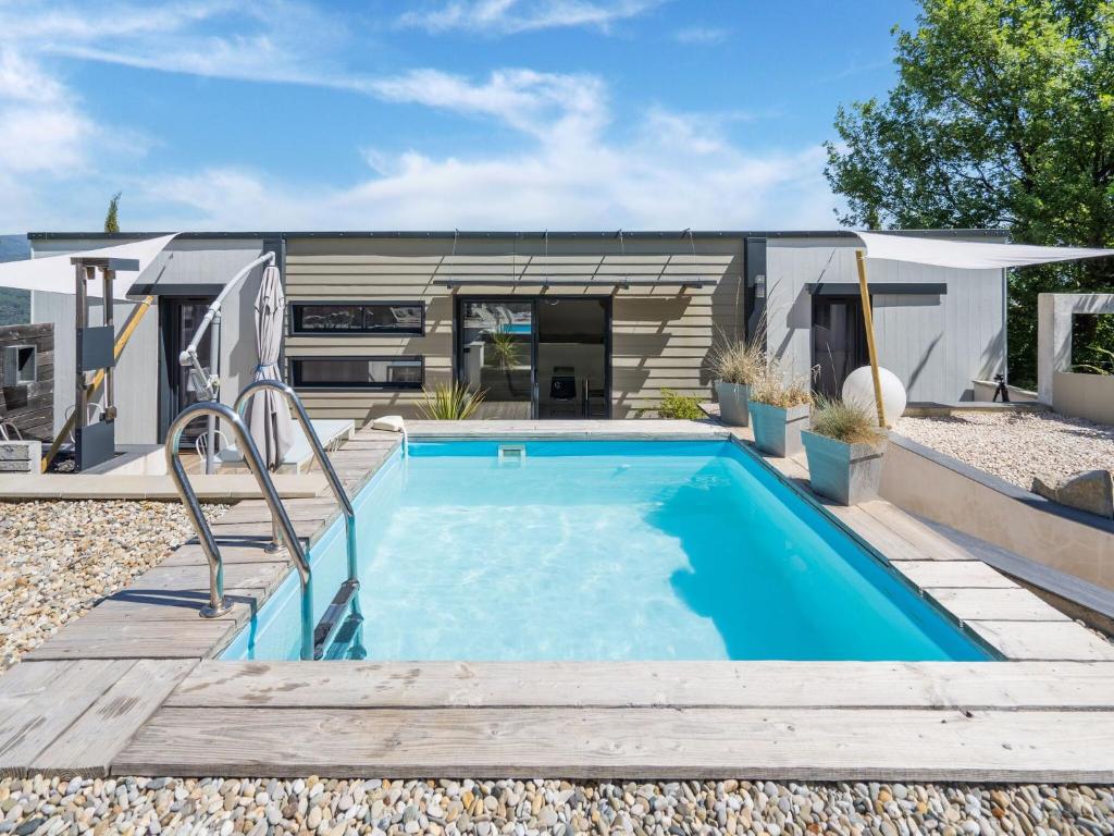 レ・ヴァンにあるBrand new modern villa beautifully situated with private poolの小さな家の前のスイミングプール