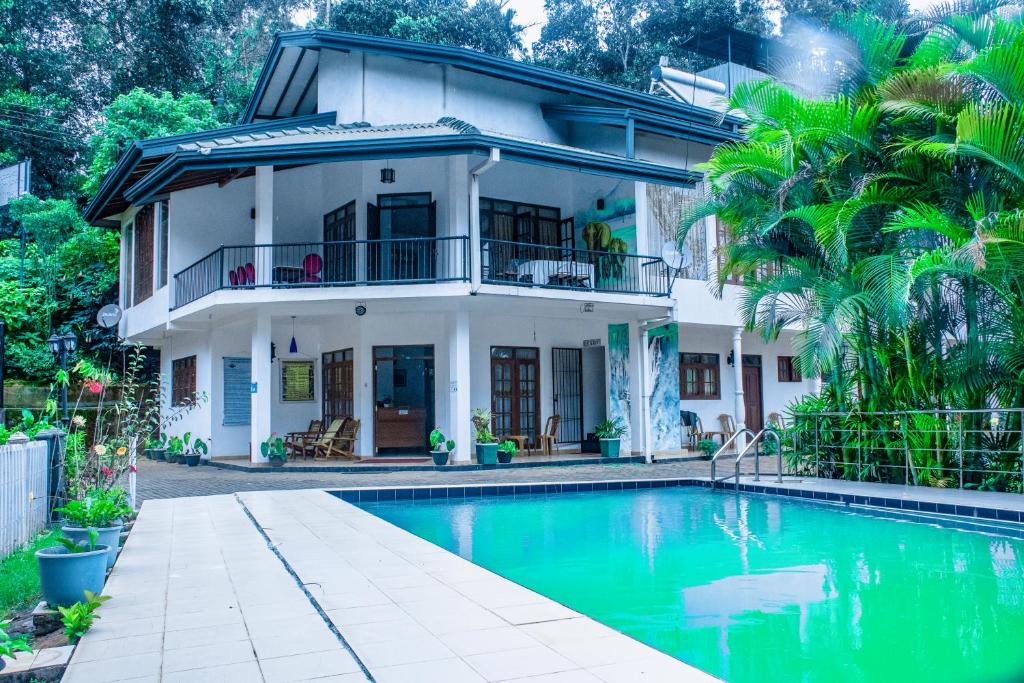 une maison avec une piscine en face de celle-ci dans l'établissement The Blue Mountain Resort, à Bandarawela