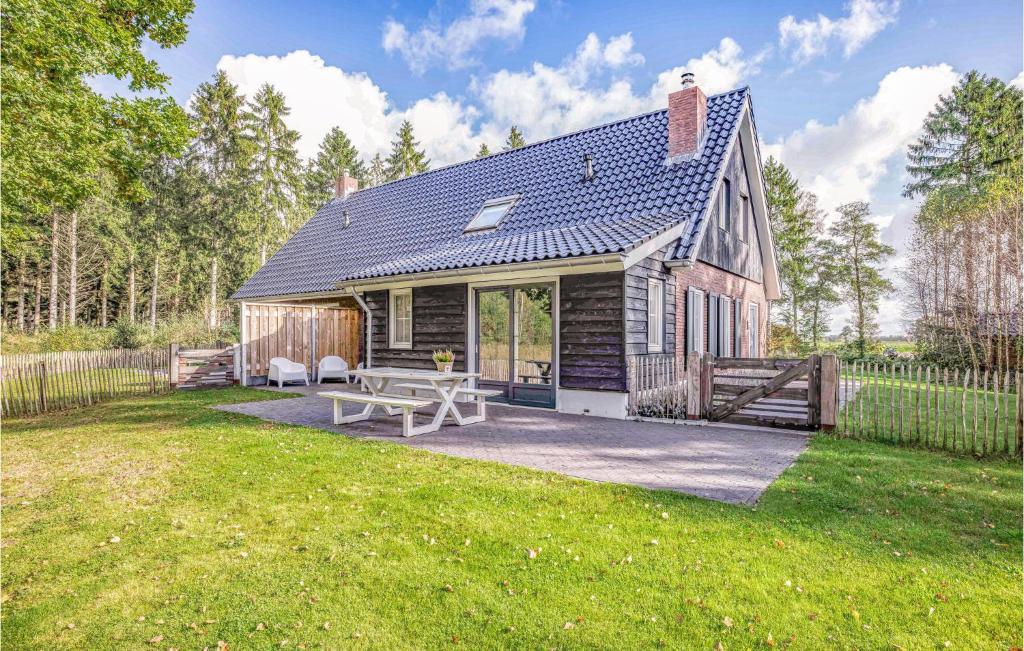 een klein huis met een picknicktafel in de tuin bij Amazing Home In Rijssen With Wifi in Rijssen
