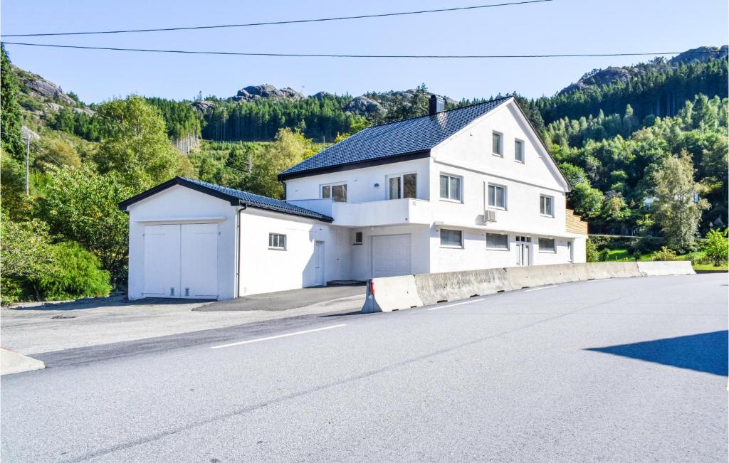 una casa blanca al lado de una carretera en 5 Bedroom Amazing Home In Hauge I Dalane en Sogndalsstrand