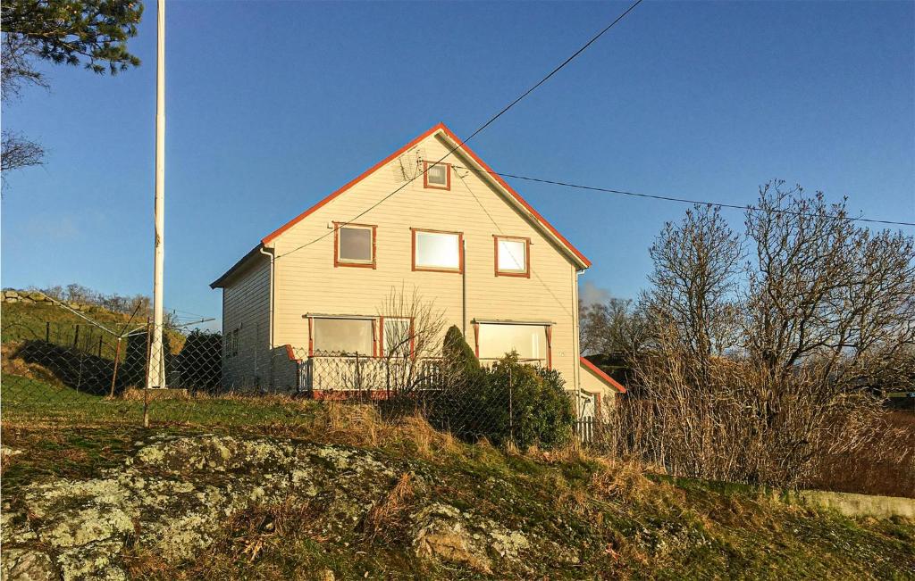 une maison assise au sommet d'une colline dans l'établissement Gorgeous Home In Bjerkreim With Wifi, à Bjerkreim