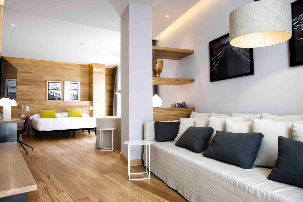 sala de estar con sofá blanco y mesa en Zenit San Sebastián, en San Sebastián