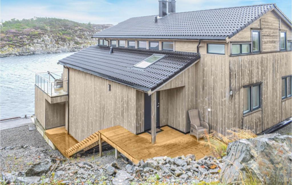 een huis aan de oever van een waterlichaam bij Gorgeous Home In Stolmen With Kitchen in Våge