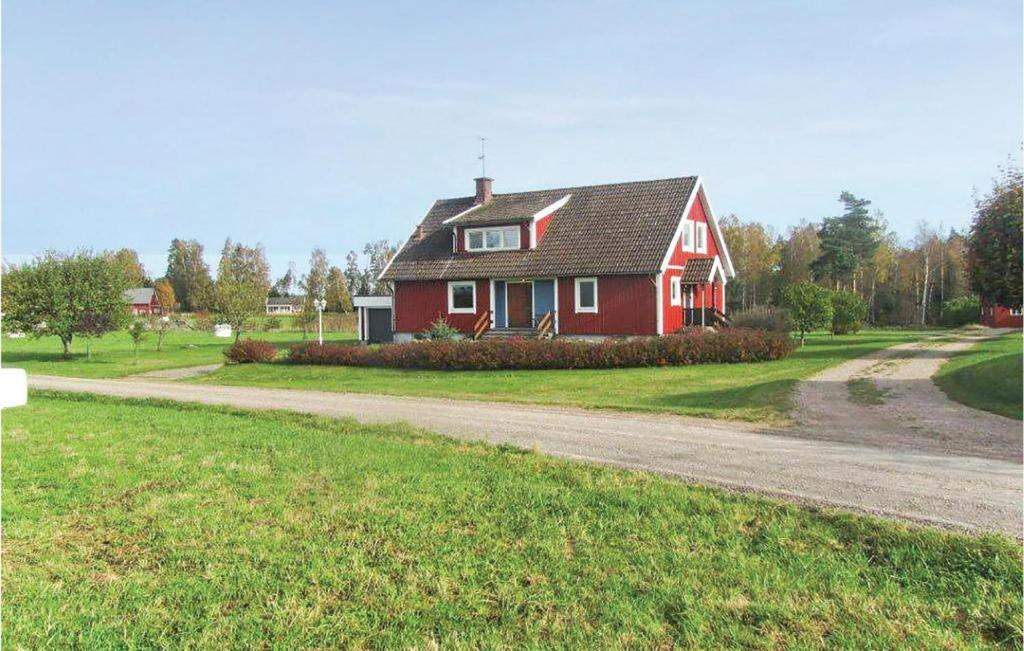 BolmsöにあるStunning home in Bolms with 4 Bedrooms, Sauna and WiFiの道路脇の赤い家